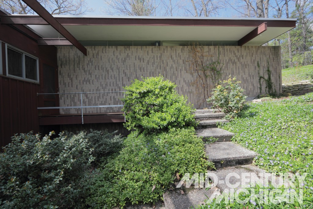 Richard Neutra - List House - Entry From Exterior 01
